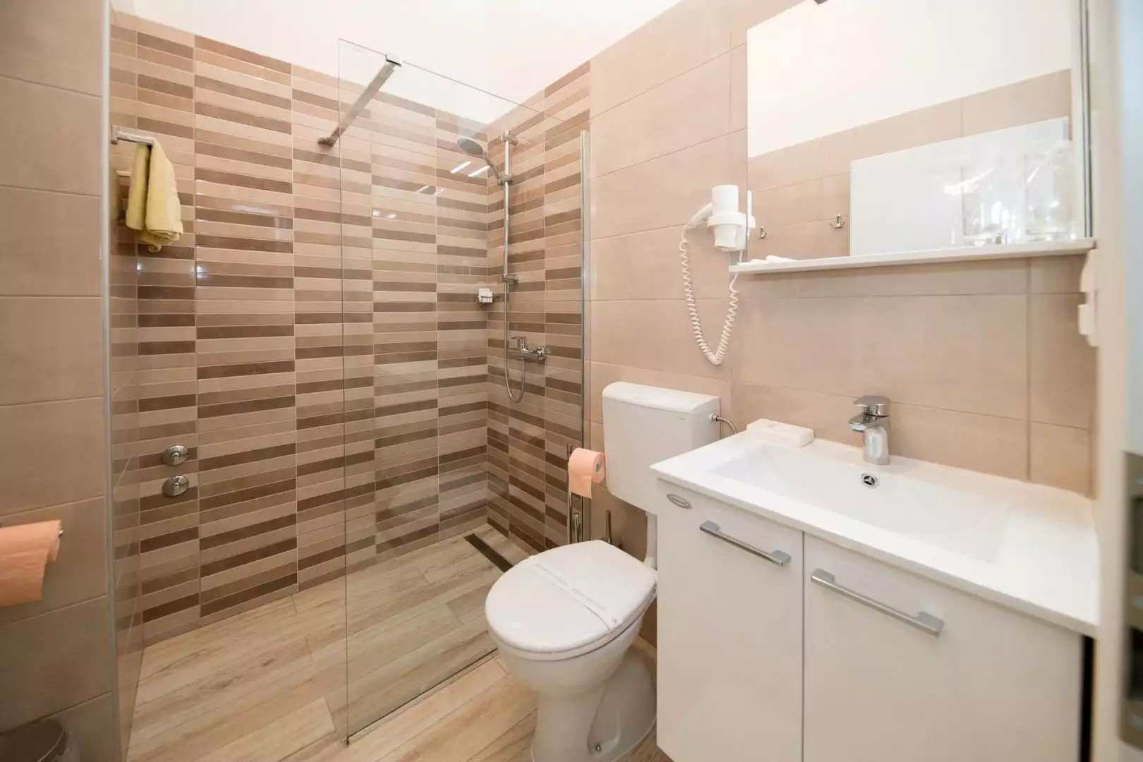 Отель, гостиница 1800м² в Хорватии, Цриквеница. Стоимостью 5500000€ аренда фото-19