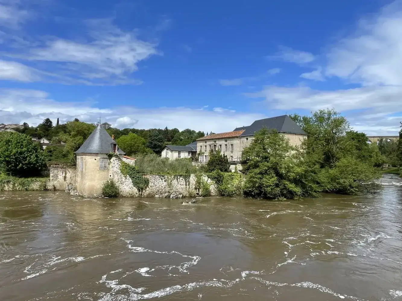 Замок 1001м² в Франции, Л'Иль-Журден. Стоимостью 750000€ аренда фото-6