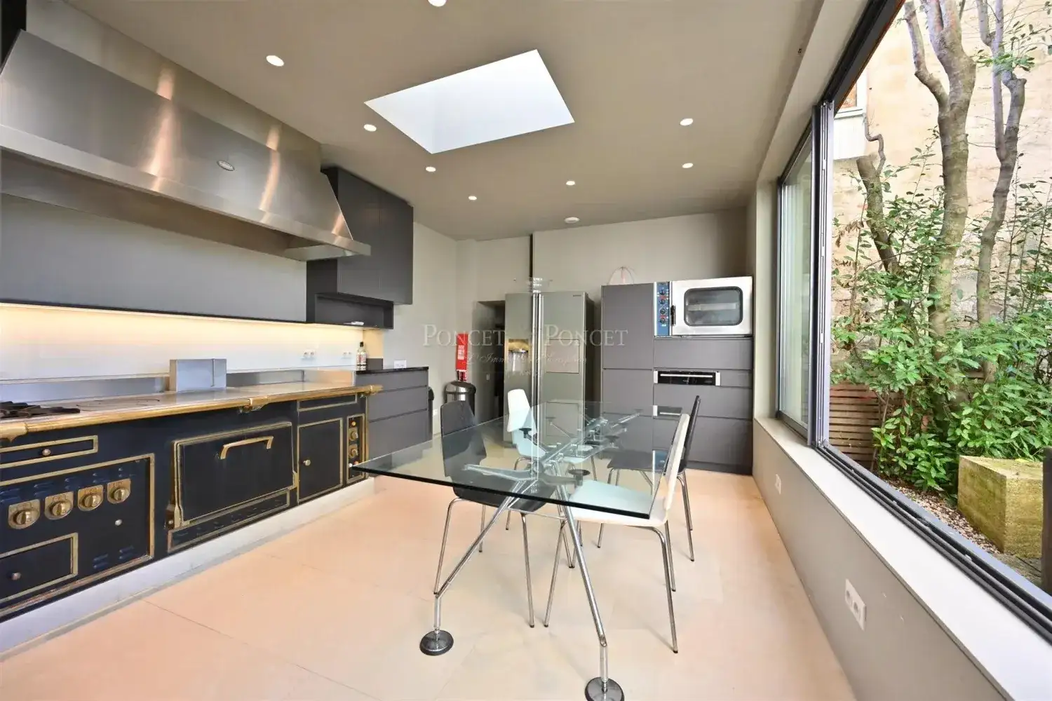Замок 1400м² в Франции, Юзес. Стоимостью 4725000€ аренда фото-11