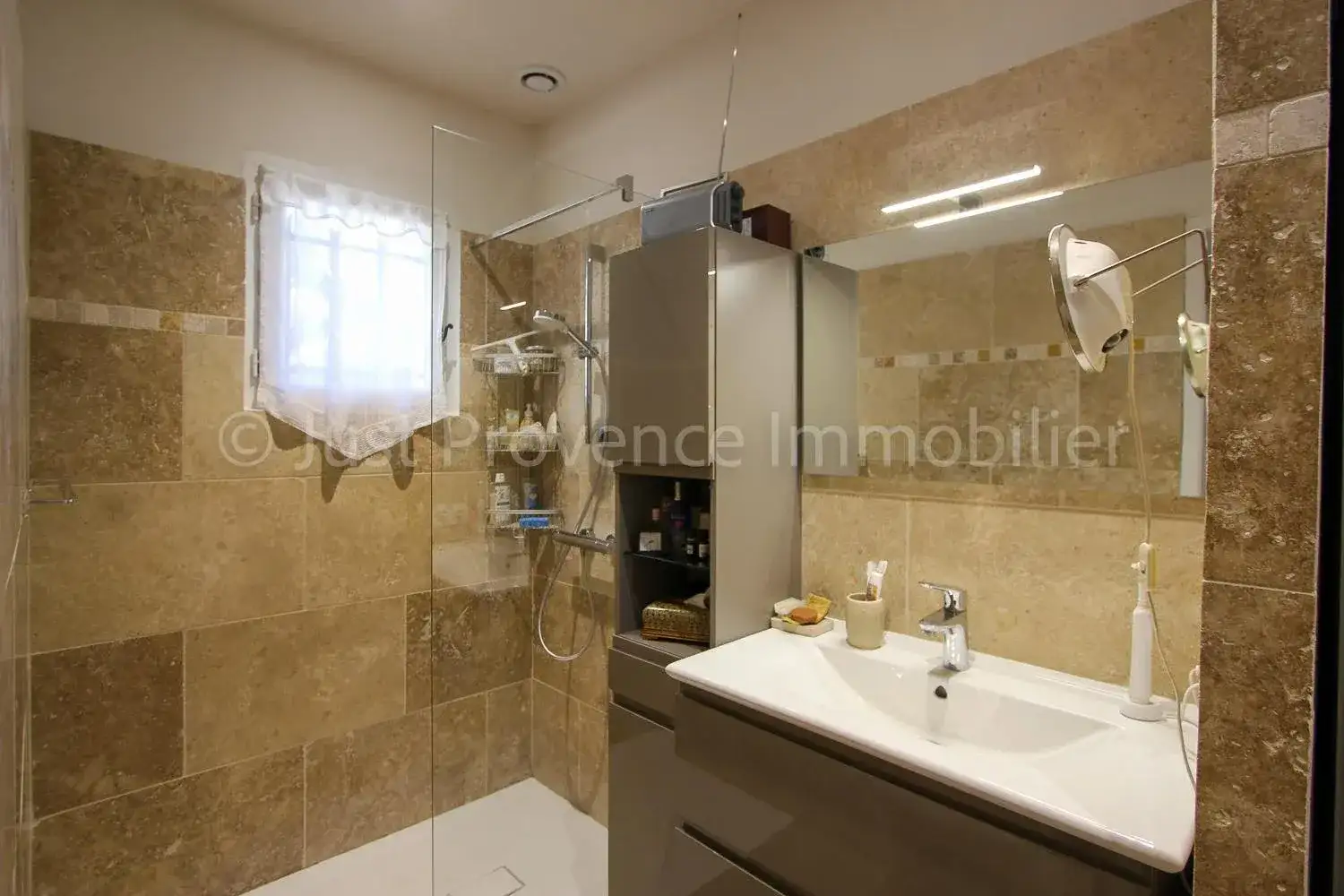 Замок 140м² в Франции, Сен-Дидье. Стоимостью 550000€ аренда фото-1