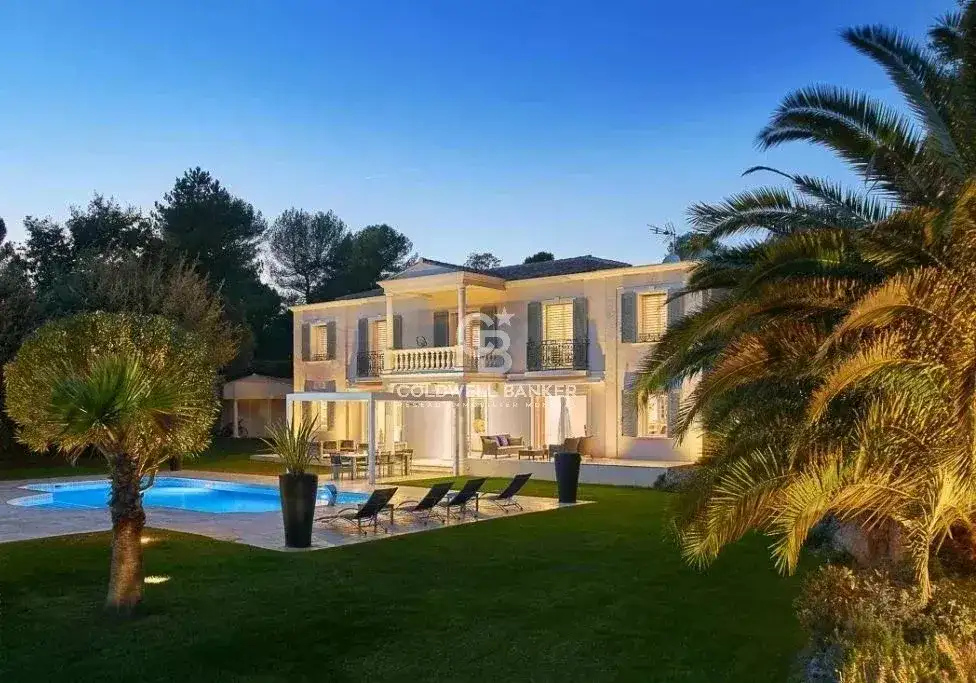 Замок 240м² в Франции, Рокфор-Ле-Пен. Стоимостью 2995000€ аренда фото-3