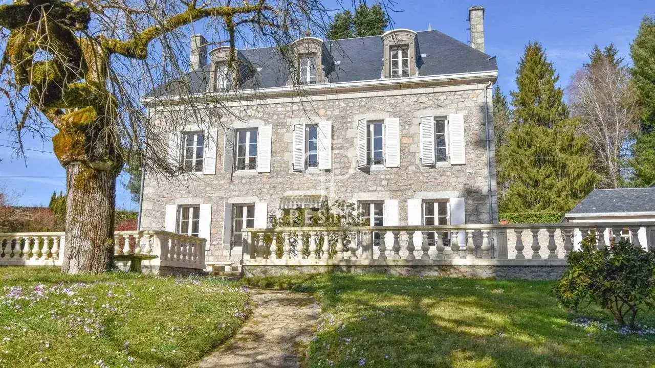 Замок 677м² в Франции, Юссель. Стоимостью 819000€ аренда фото-2