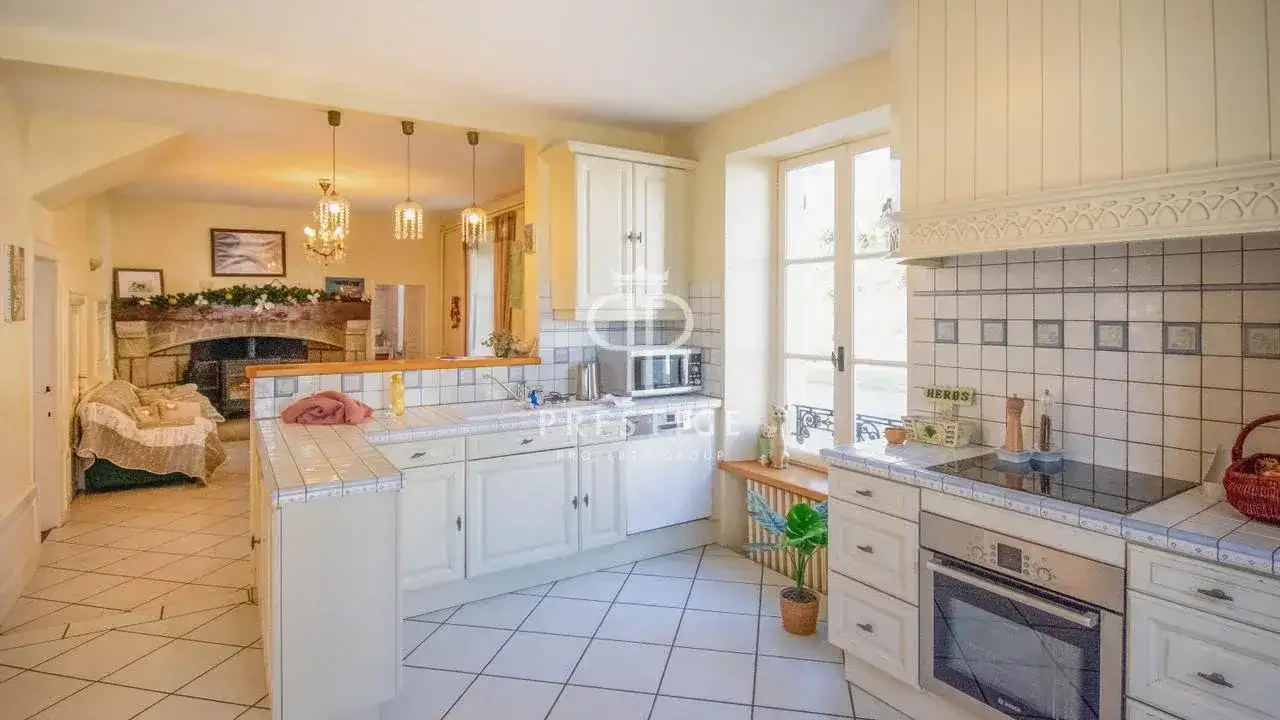 Замок 677м² в Франции, Юссель. Стоимостью 819000€ аренда фото-5