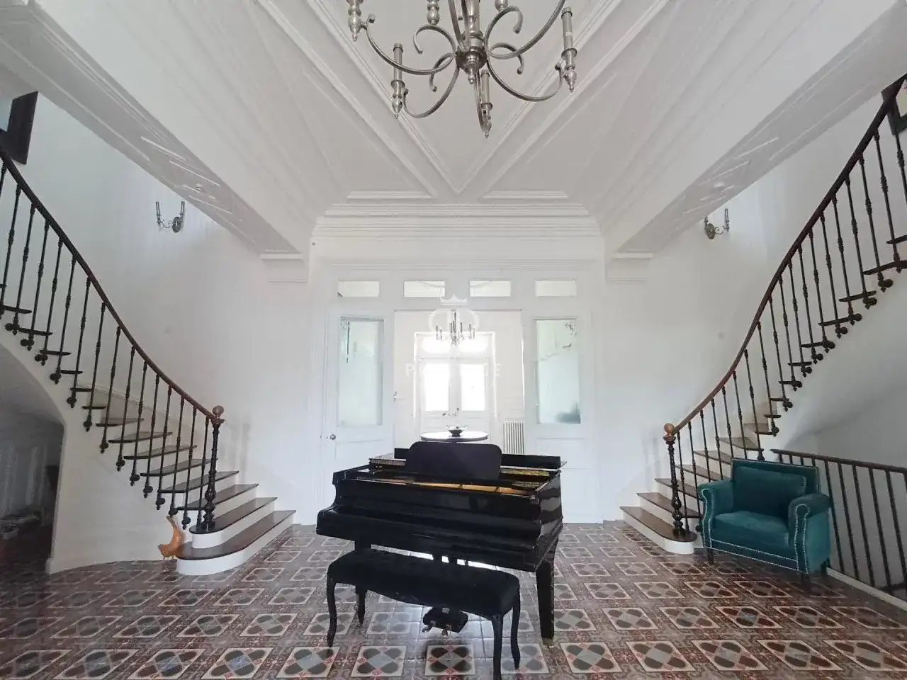 Замок 933м² в Франции, Сен-Жан-д'Анжели. Стоимостью 1350000€ аренда фото-1
