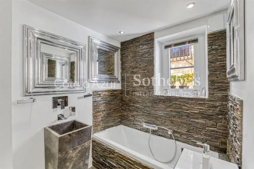 Замок 74м² в Франции, Шатонёф-Грас. Стоимостью 590000€ аренда фото-6