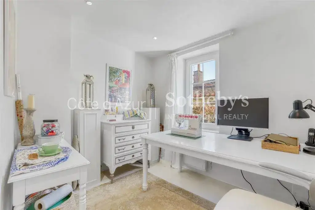 Замок 74м² в Франции, Шатонёф-Грас. Стоимостью 590000€ аренда фото-7