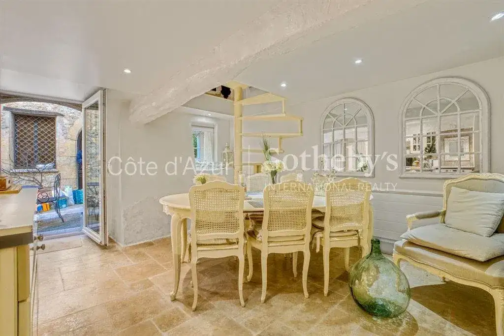 Замок 74м² в Франции, Шатонёф-Грас. Стоимостью 590000€ аренда фото-17