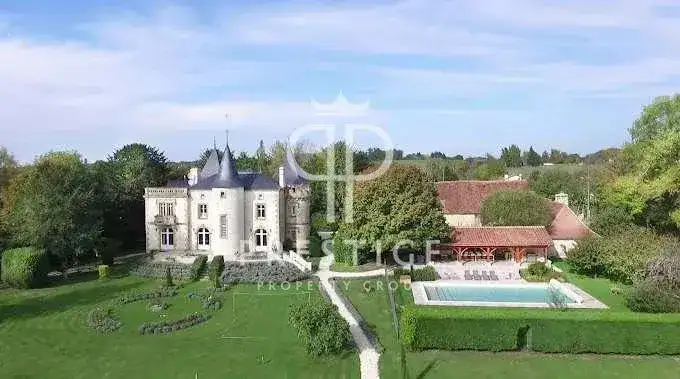 Замок 440м² в Франции, Эксидёй. Стоимостью 1290000€ аренда фото-13