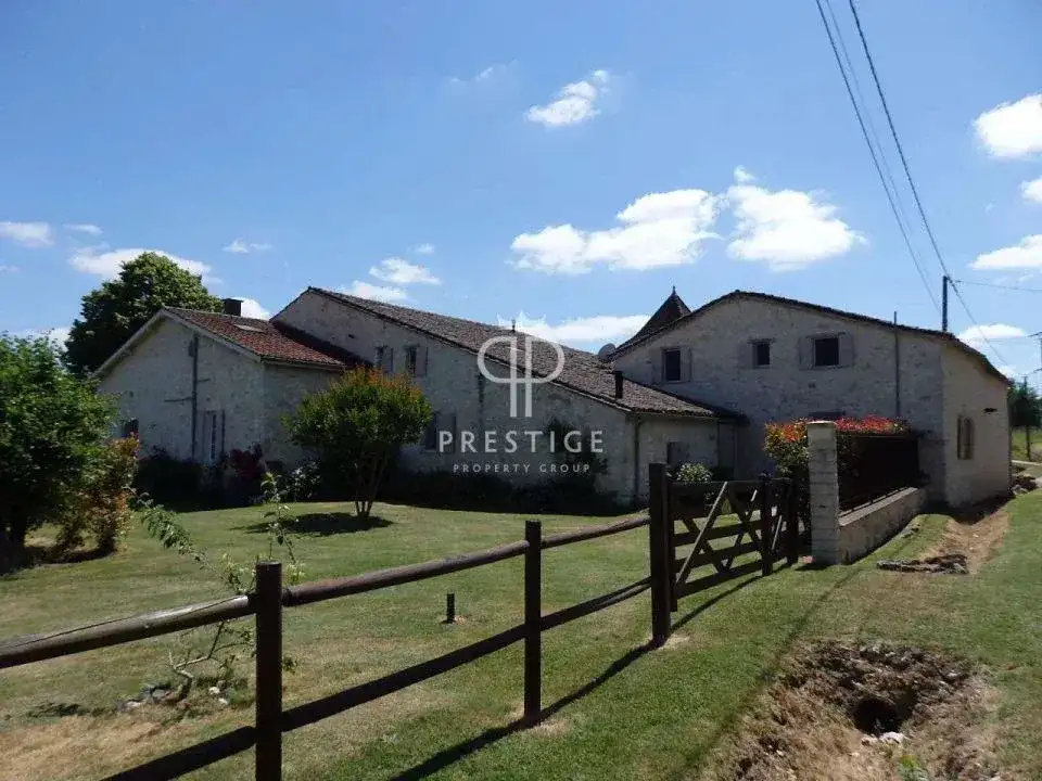 Замок 495м² в Франции, Дюра. Стоимостью 825000€ аренда фото-13