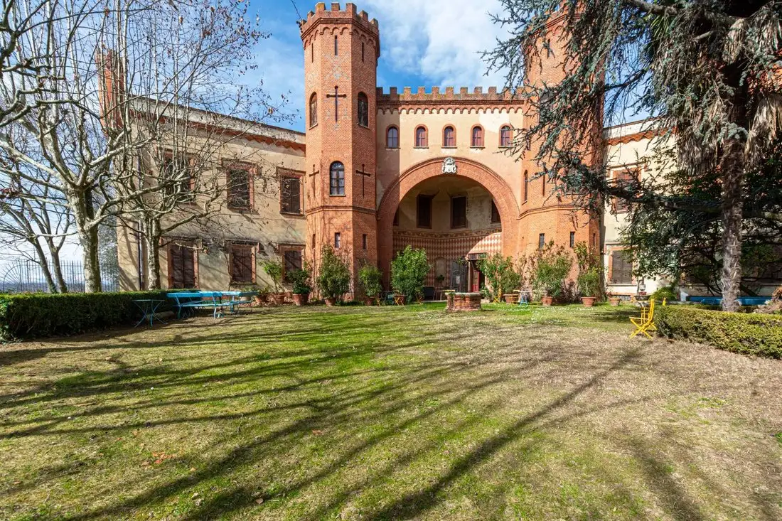 Замок 2089м² в Италии, Бальдиссеро д'Альба. Стоимостью 1528257$ аренда фото-1