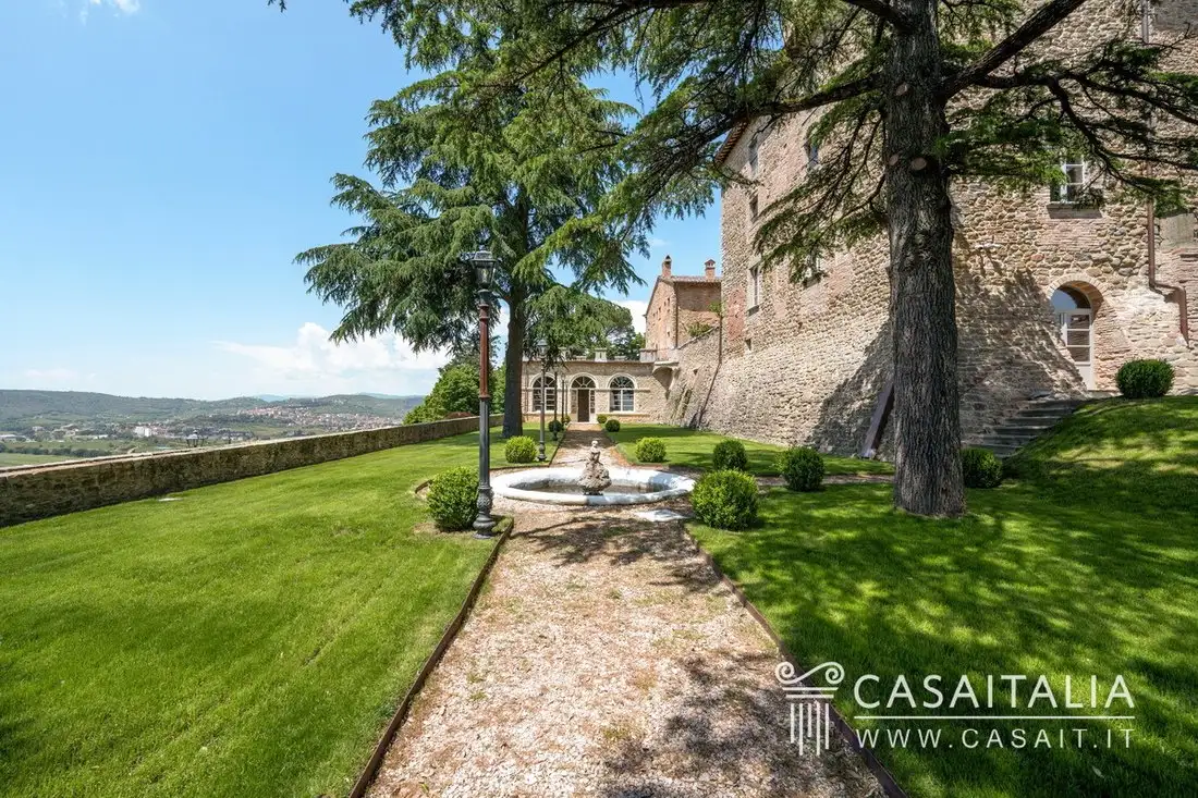Замок 3500м² в Италии, Реджелло. Стоимостью 4867783$ аренда фото-3