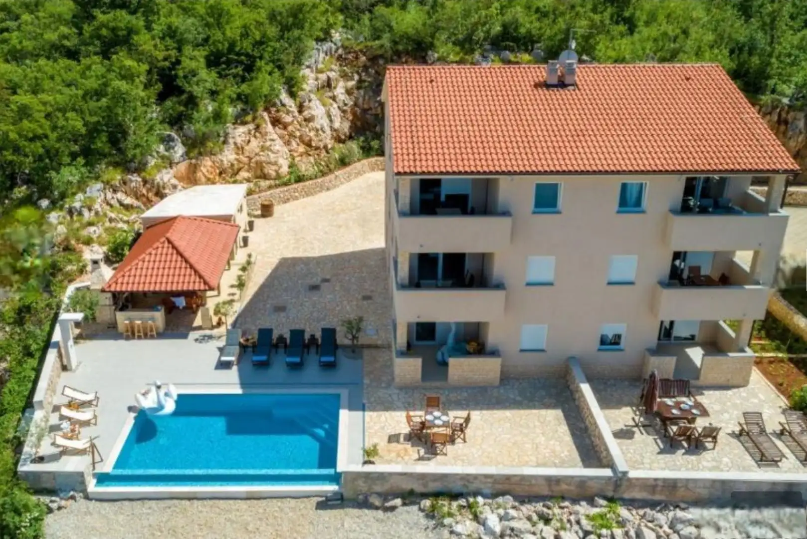 Отель, гостиница 365м² в Хорватии, Климно. Стоимостью 2050000€ аренда фото-1